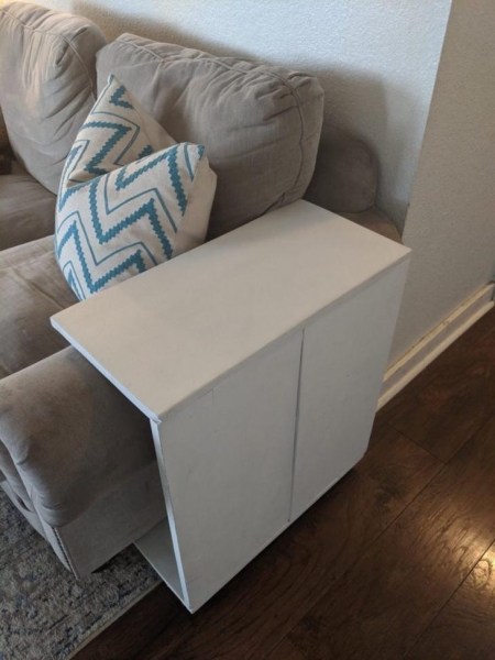 Приставной столик с большими возможностями