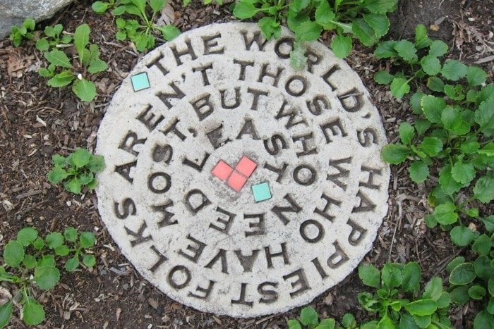 Простой и красивый декор для сада