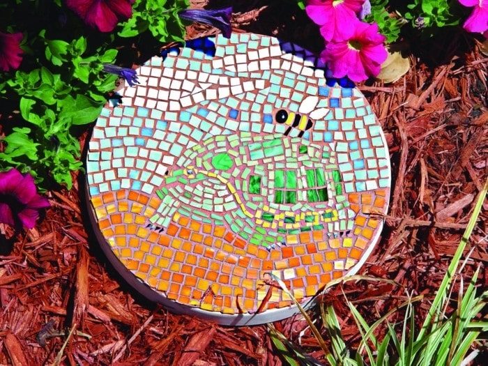 Простой и красивый декор для сада