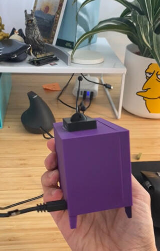 Реддитор создал мини-копию телевизора из «Симпсонов». Она помещается в руку и показывает мультсериал