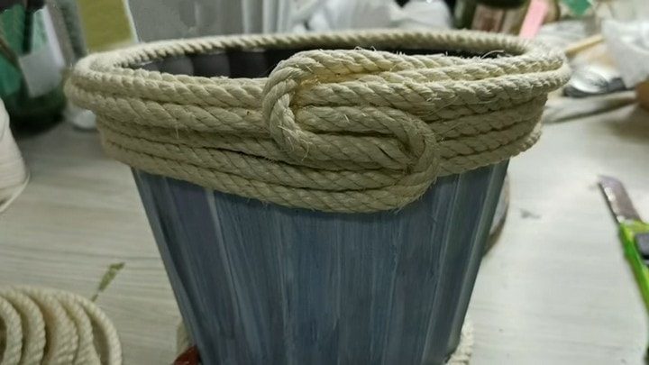 Стильная идея переделки пластикового кашпо