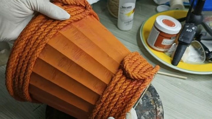 Стильная идея переделки пластикового кашпо