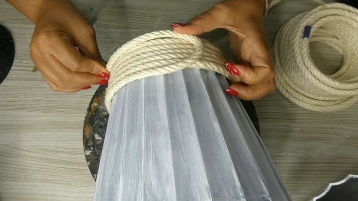 Стильная идея переделки пластикового кашпо