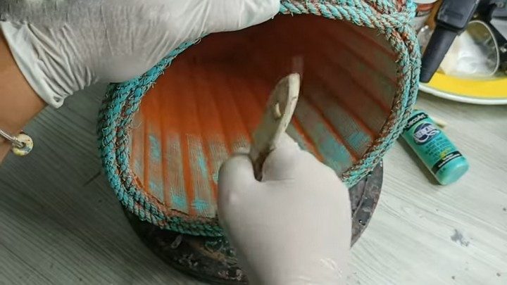 Стильная идея переделки пластикового кашпо