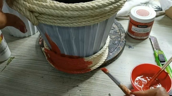 Стильная идея переделки пластикового кашпо