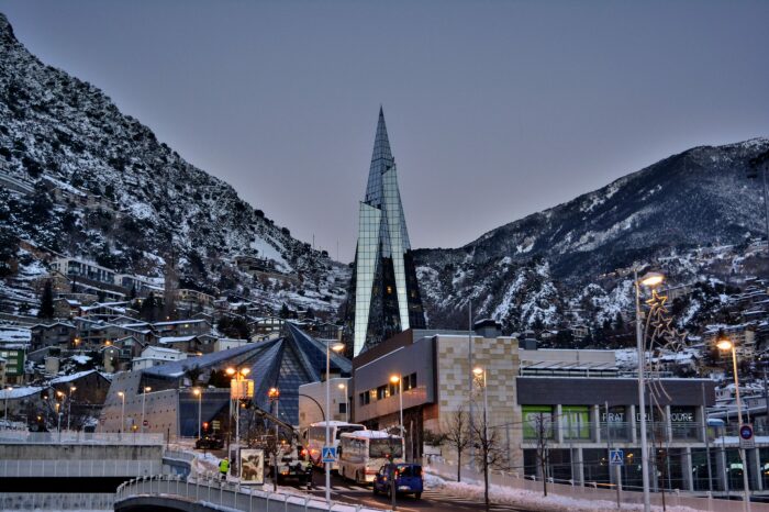 Страна, где продолжительность жизни более 80 лет, нет тюрем и действует запрет на адвокатов