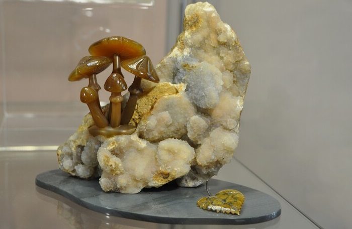 Уникальный райский сад из самоцветов