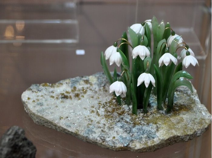 Уникальный райский сад из самоцветов