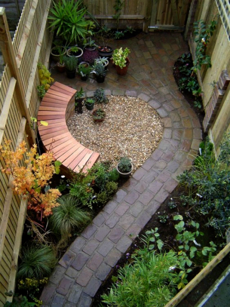 15 реальных идей, которые помогут обустроить узкий дворик на даче