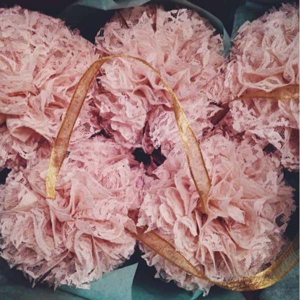 20 очаровательных идей использования кружева в интерьере