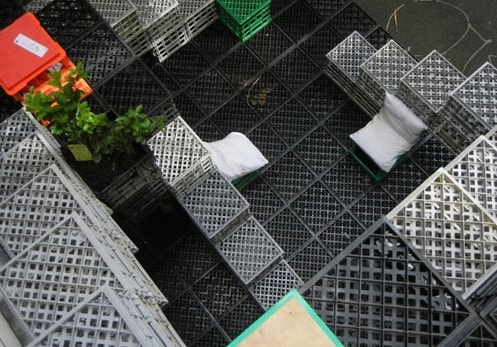 20 оригинальных идей использования пластмассовых ящиков дома и на даче