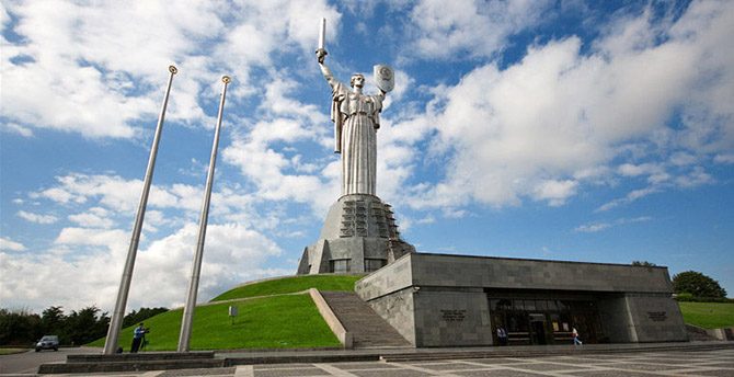 8 мировых достопримечательностей с изнанки: что скрывается внутри известных статуй?