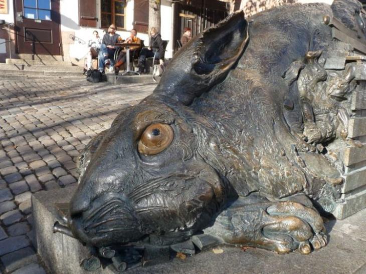 9 самых диковинных памятников планеты