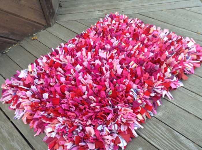 9 способов использовать футболки, которые уже не наденешь, а выбросить жалко