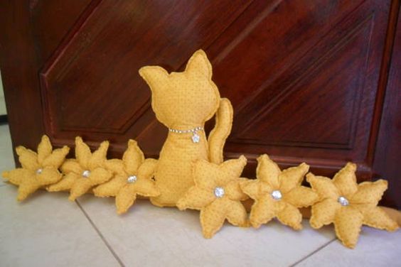 Чтобы из окна не дуло. Креативные подушки от сквозняка