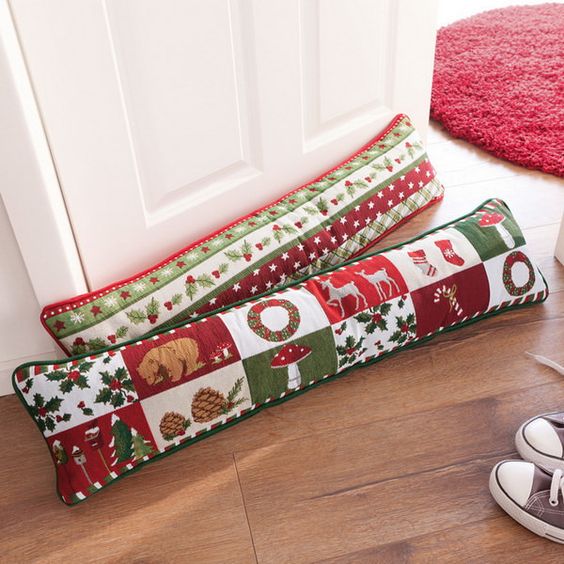 Чтобы из окна не дуло. Креативные подушки от сквозняка