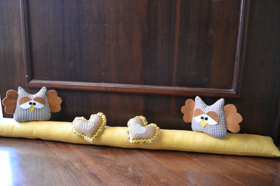 Чтобы из окна не дуло. Креативные подушки от сквозняка