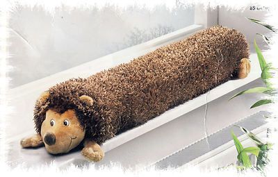 Чтобы из окна не дуло. Креативные подушки от сквозняка