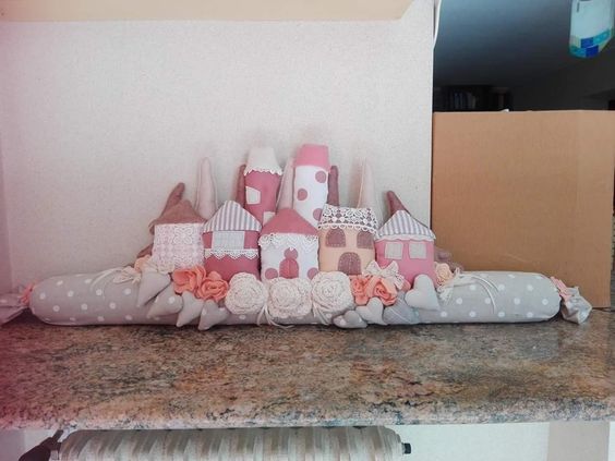 Чтобы из окна не дуло. Креативные подушки от сквозняка