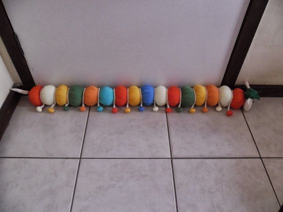 Чтобы из окна не дуло. Креативные подушки от сквозняка