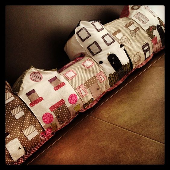 Чтобы из окна не дуло. Креативные подушки от сквозняка