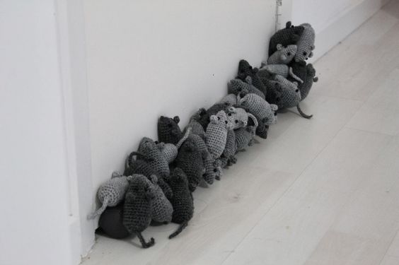 Чтобы из окна не дуло. Креативные подушки от сквозняка