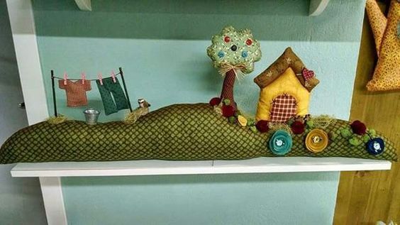 Чтобы из окна не дуло. Креативные подушки от сквозняка