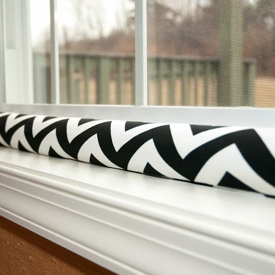 Чтобы из окна не дуло. Креативные подушки от сквозняка