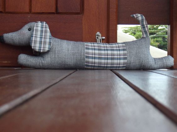 Чтобы из окна не дуло. Креативные подушки от сквозняка