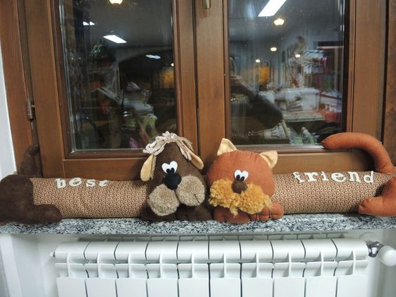 Чтобы из окна не дуло. Креативные подушки от сквозняка