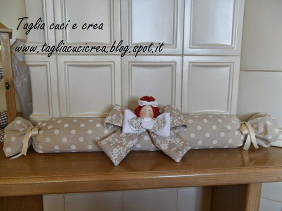 Чтобы из окна не дуло. Креативные подушки от сквозняка