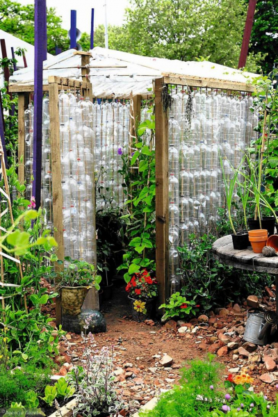 Идеи применения пластиковой бутылки в доме, на балконе и на даче