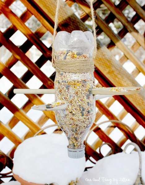 Идеи применения пластиковой бутылки в доме, на балконе и на даче