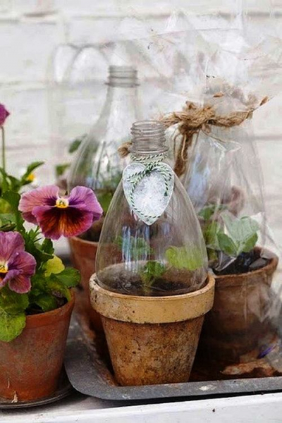 Идеи применения пластиковой бутылки в доме, на балконе и на даче