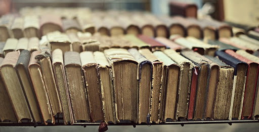 Инструкция: как бороться с книжной пылью