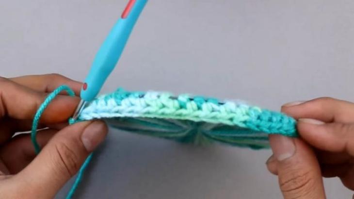 Интересная техника вязания с использованием СД-диска