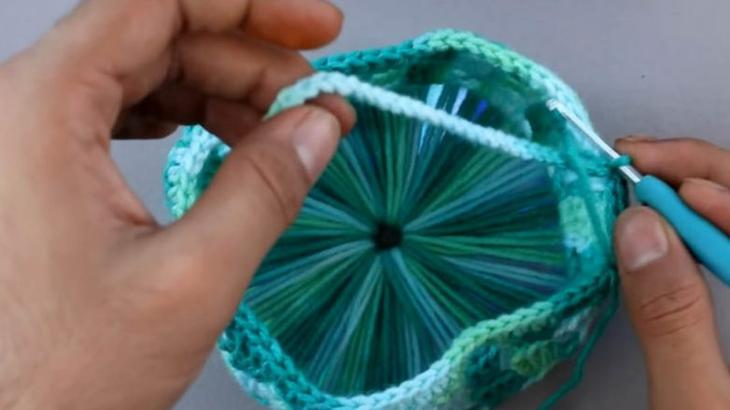 Интересная техника вязания с использованием СД-диска