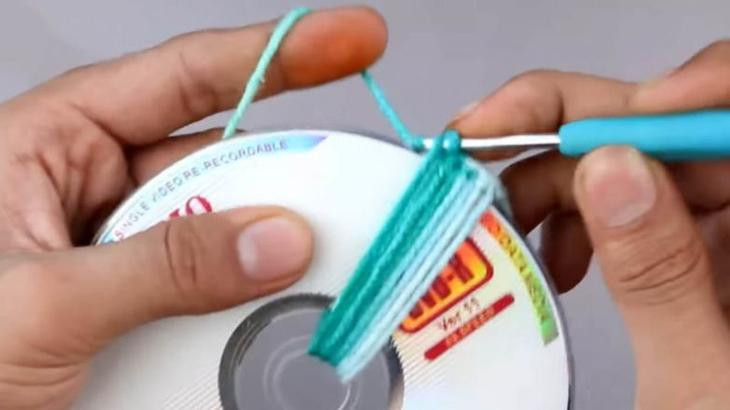 Интересная техника вязания с использованием СД-диска