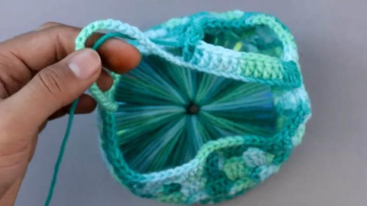 Интересная техника вязания с использованием СД-диска