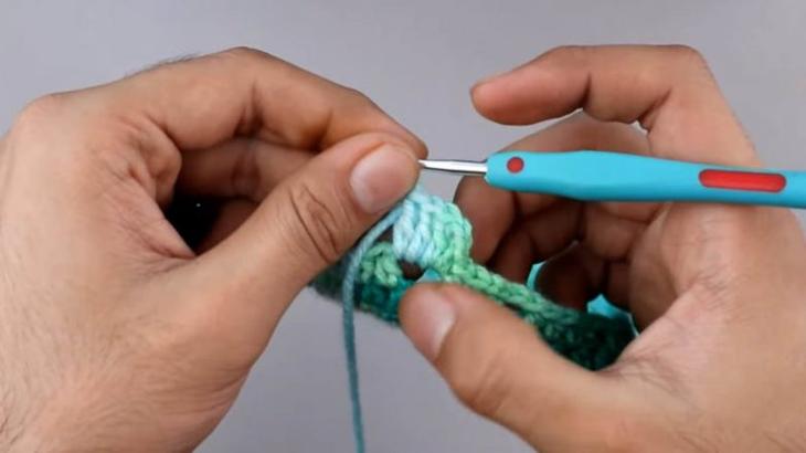 Интересная техника вязания с использованием СД-диска