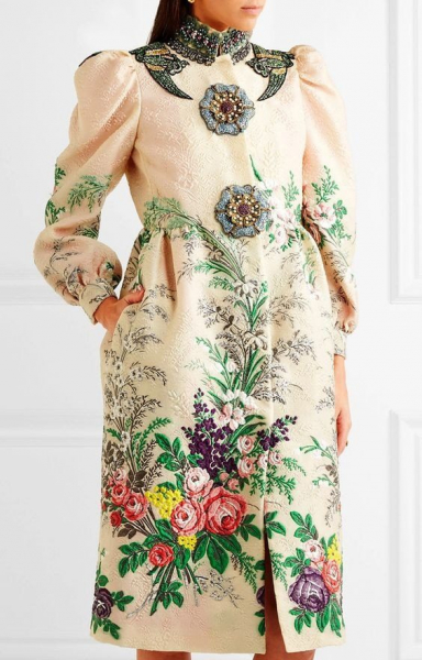 Яркие пальто с вышивкой