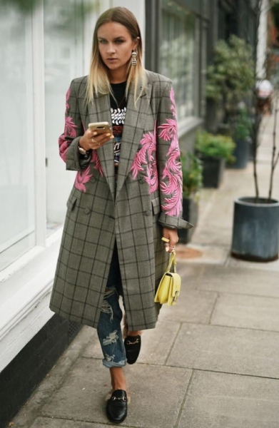 Яркие пальто с вышивкой