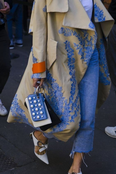 Яркие пальто с вышивкой