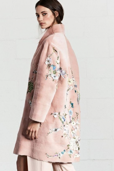 Яркие пальто с вышивкой