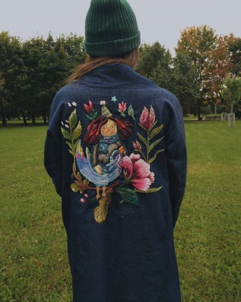 Яркие пальто с вышивкой