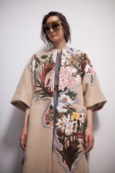 Яркие пальто с вышивкой