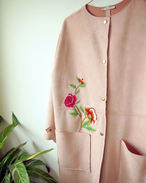 Яркие пальто с вышивкой