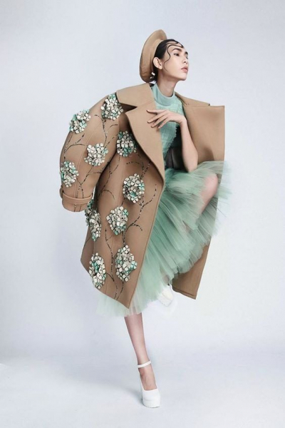 Яркие пальто с вышивкой