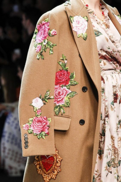 Яркие пальто с вышивкой