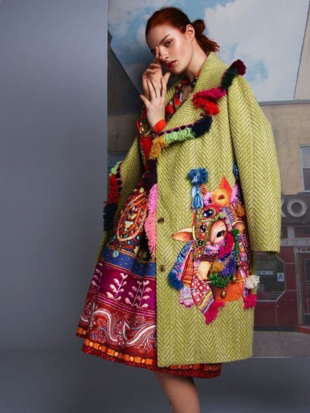 Яркие пальто с вышивкой